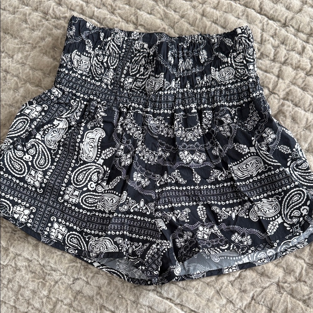 Free People-SZ SMALL Black and White Paisley Women's Shorts